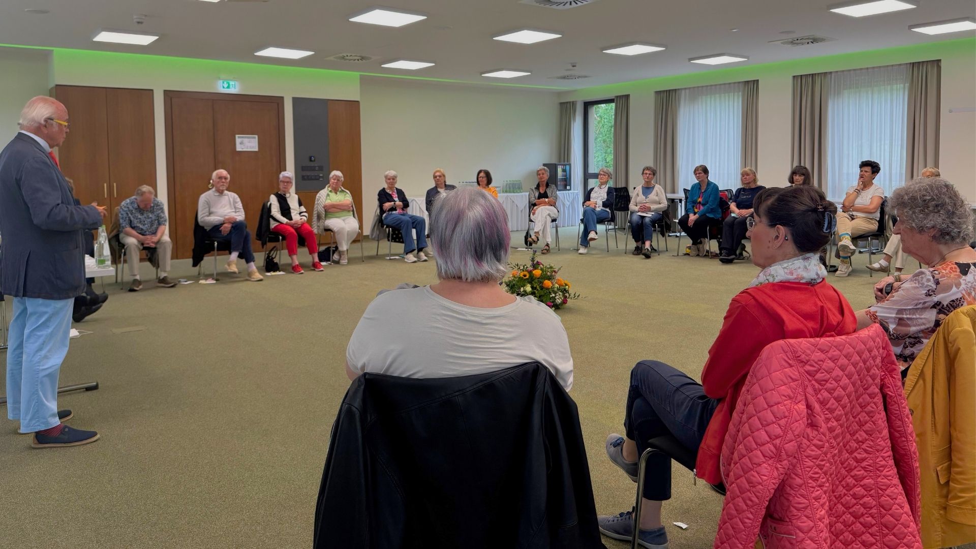 Gruppenbild ehrenamtlicher Patientendienst bei der Begrüßungsrede von Prof. Börner
