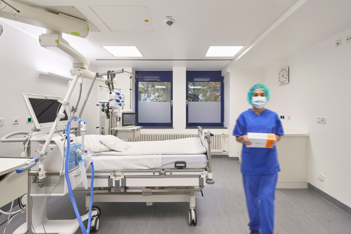 Eine Pflegekraft in einem Patientenzimmer der Intensivstation.