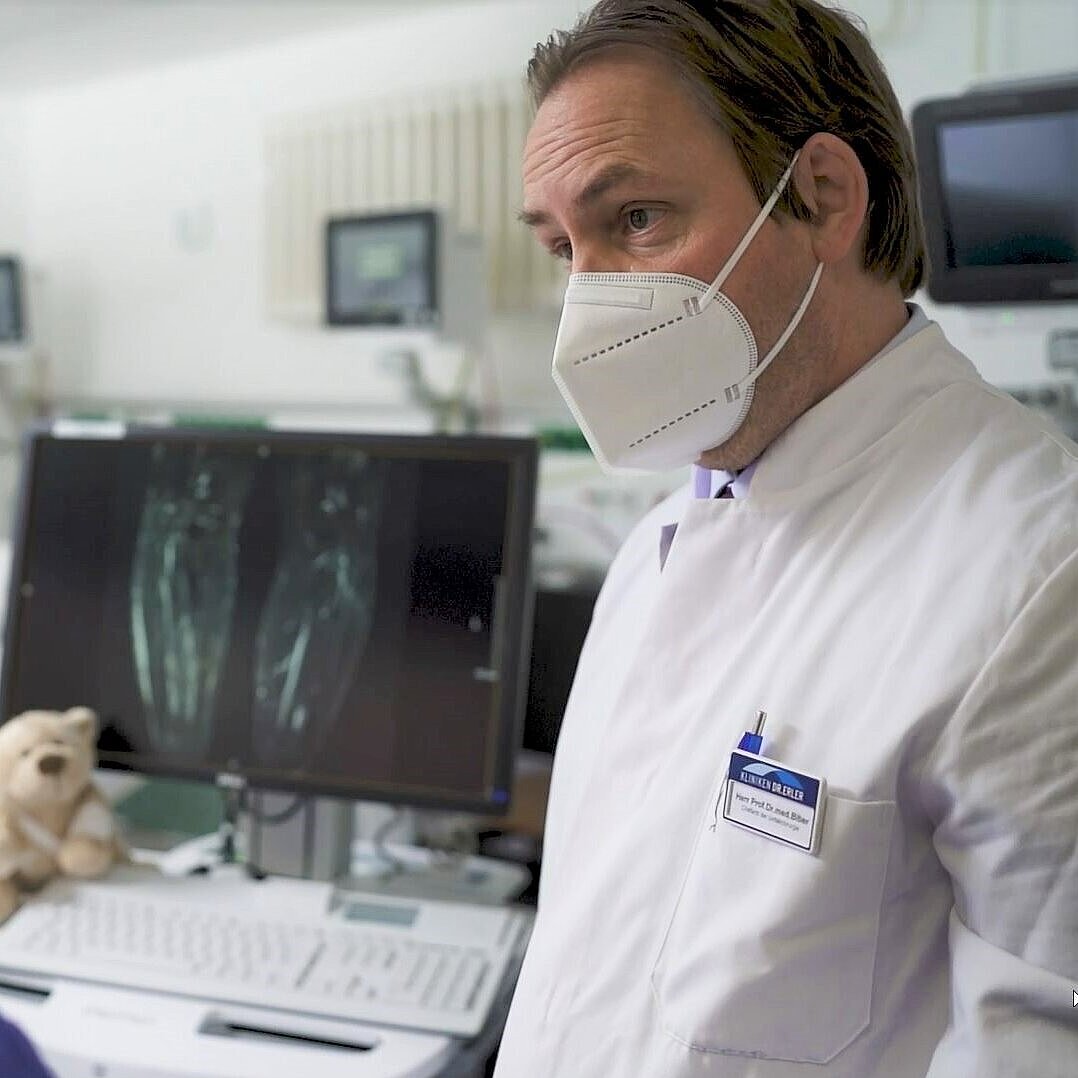 Herr Prof. Dr. med. Roland Biber bei der Besprechung des Befundes des Patienten.
