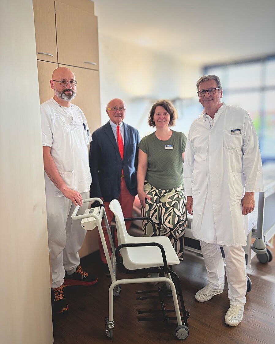 Gruppenbild bei der Übergabe der gespendeten Sitzwage