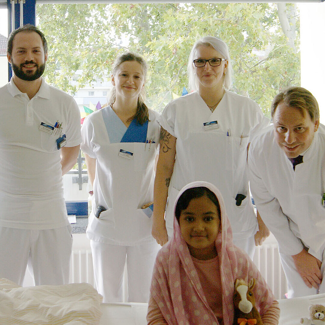 Erler Team mit Patientin Medizinisches Team der Erler-Klinik mit junger Patientin im Hilfsprojekt Humanitäre Hilfe.