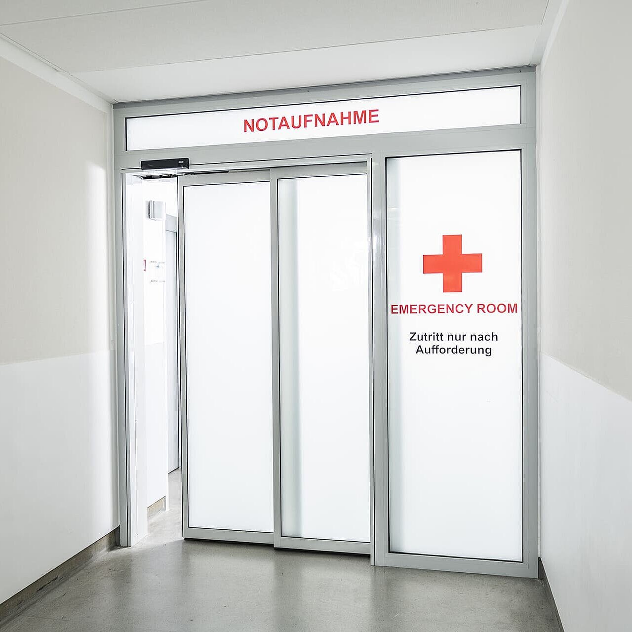 Eingangstür der Notaufnahme der Erler-Klinik.