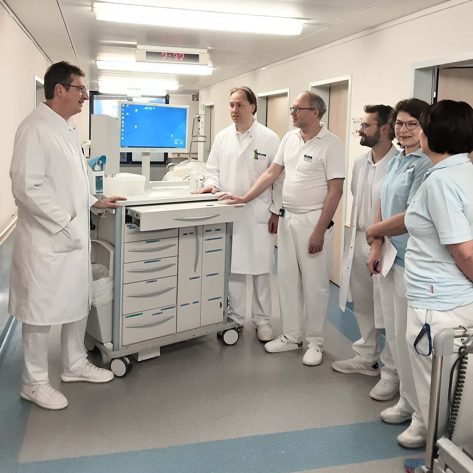 Medizinisches Team auf Station der Alterstraumatologie bei der morgendlichen Visite.